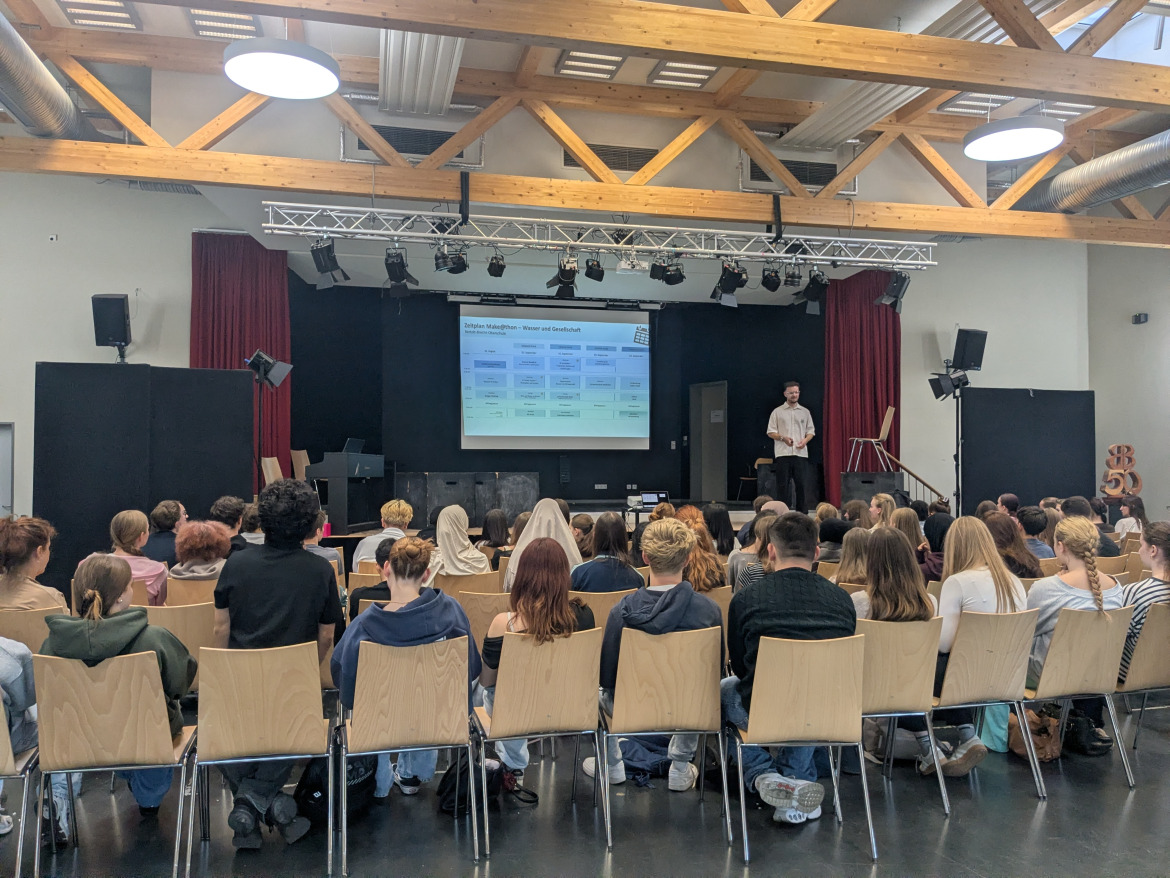 Abbildung 1: Noah Kahmen bei der Auftaktveranstaltung in der Aula.